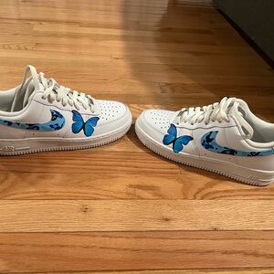 Womens Air Force 1 White and Blue Butterfly Athletic Shoes Size 10